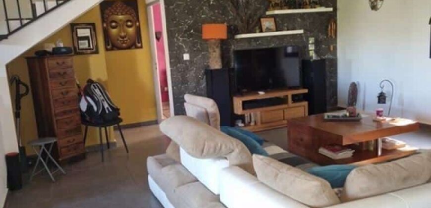 A vendre une villa T4 en duplex avec piscine située dans la station balnéaire de Grand Bois