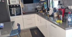 A vendre une villa T4 en duplex avec piscine située dans la station balnéaire de Grand Bois