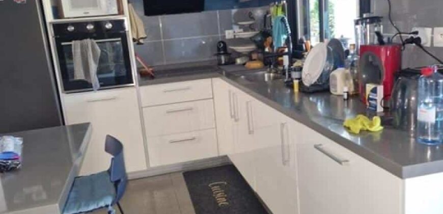 A vendre une villa T4 en duplex avec piscine située dans la station balnéaire de Grand Bois