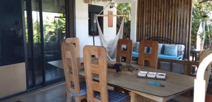 A vendre une villa T4 en duplex avec piscine située dans la station balnéaire de Grand Bois