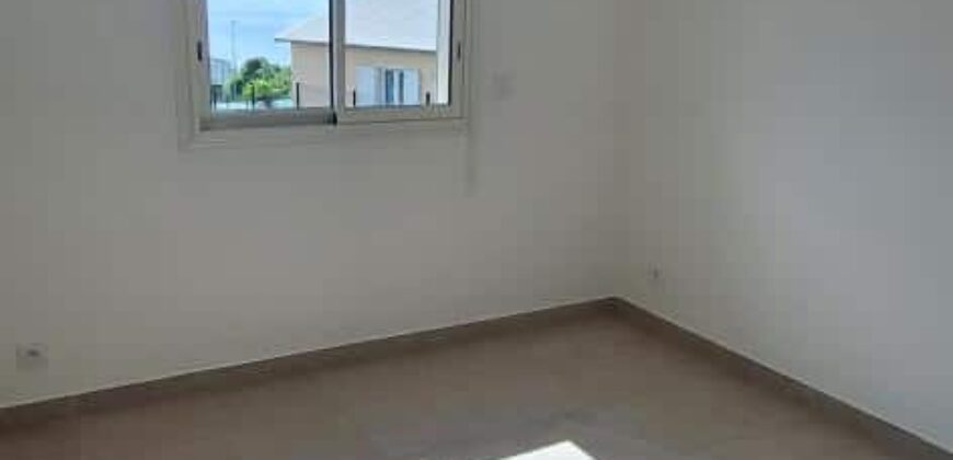 A louer une belle villa de 86.m2 située dans un lotissement au calme sur la commune de Sainte-Rose