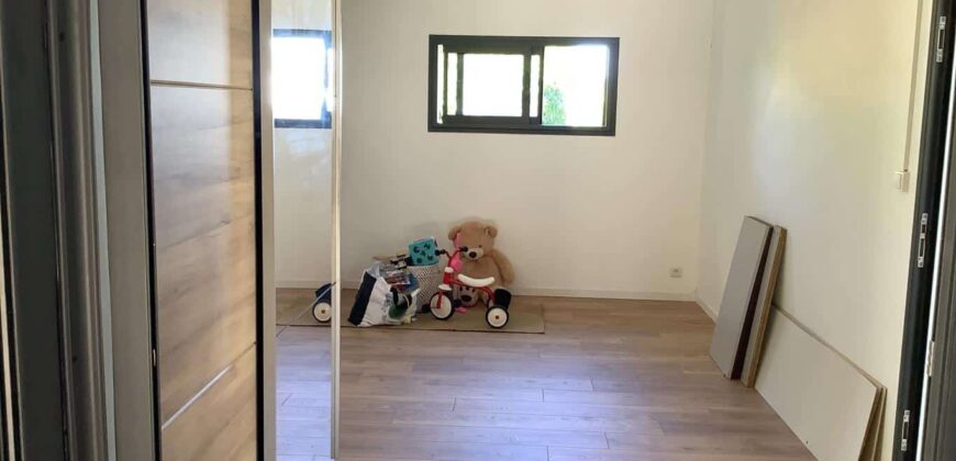 A louer une ravissante villa T4 meublée de 84.60 m2 située dans un quartier de La Rivière Saint Louis