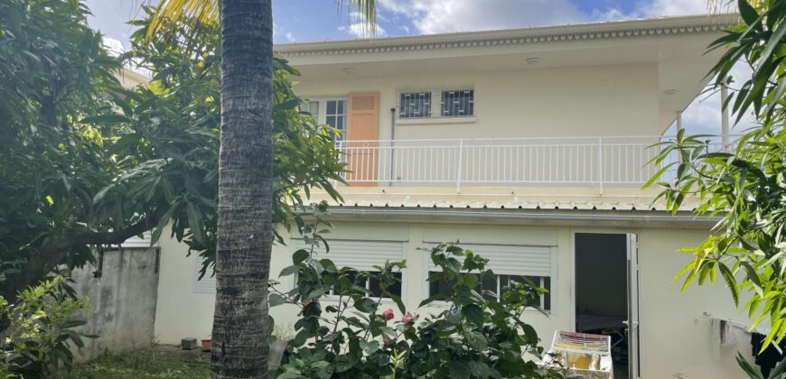 A vendre une grande villa de 145m2 sur un vaste terrain de 688m2 au coeur de la possession