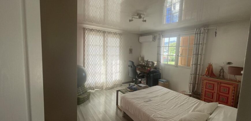 A vendre une grande villa de 145m2 sur un vaste terrain de 688m2 au coeur de la possession