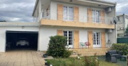 A vendre une grande villa de 145m2 sur un vaste terrain de 688m2 au coeur de la possession