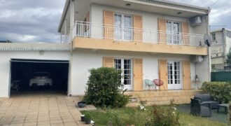 A vendre une grande villa de 145m2 sur un vaste terrain de 688m2 au coeur de la possession