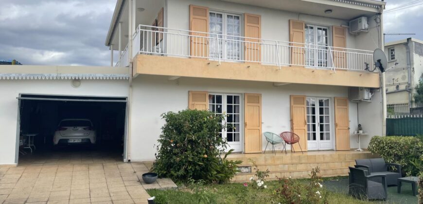 A vendre une grande villa de 145m2 sur un vaste terrain de 688m2 au coeur de la possession