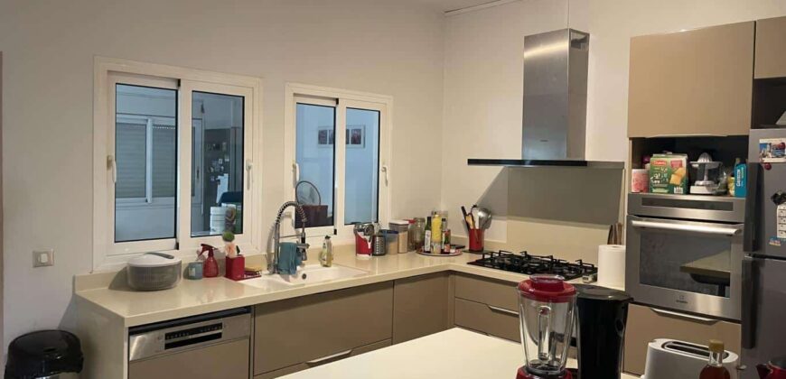 A vendre une grande villa de 145m2 sur un vaste terrain de 688m2 au coeur de la possession