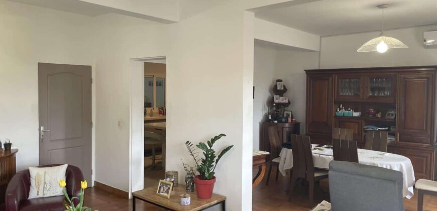 A vendre une grande villa de 145m2 sur un vaste terrain de 688m2 au coeur de la possession