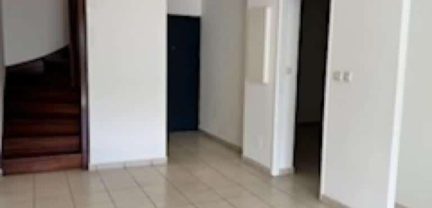 A vendre une charmante villa jumelée de type F4 située dans une résidence sécurisée à Sainte Clotilde La Bretagne
