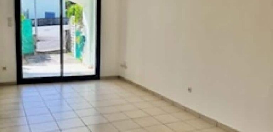 A vendre une charmante villa jumelée de type F4 située dans une résidence sécurisée à Sainte Clotilde La Bretagne