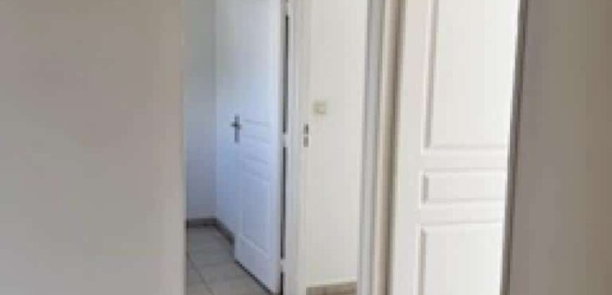 A vendre une charmante villa jumelée de type F4 située dans une résidence sécurisée à Sainte Clotilde La Bretagne