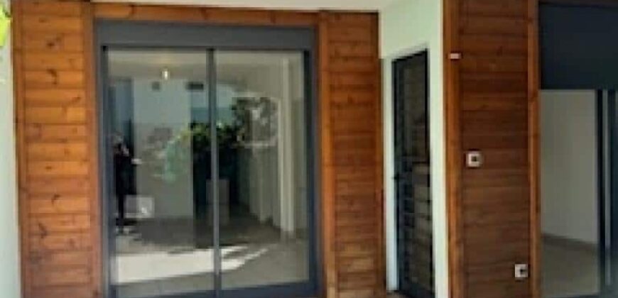 A vendre une charmante villa jumelée de type F4 située dans une résidence sécurisée à Sainte Clotilde La Bretagne