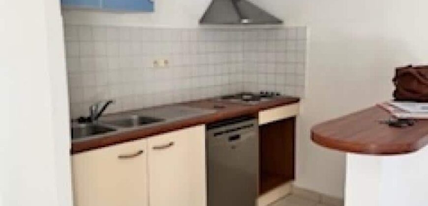 A vendre une charmante villa jumelée de type F4 située dans une résidence sécurisée à Sainte Clotilde La Bretagne