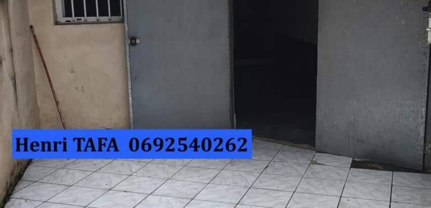 A louer un studio de 28 m2 situé proche de toutes les commodités à Saint Joseph
