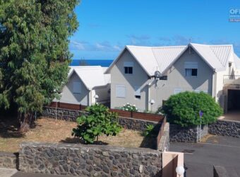 A louer un appartement T2 meublé en rez de jardin face au lagon de Saint Leu