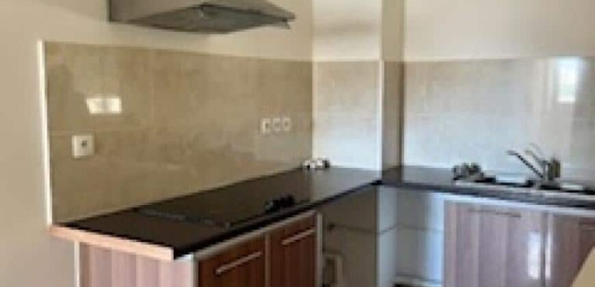 A vendre un appartement T3 dans une résidence proche des commerces à  Sainte Clotilde