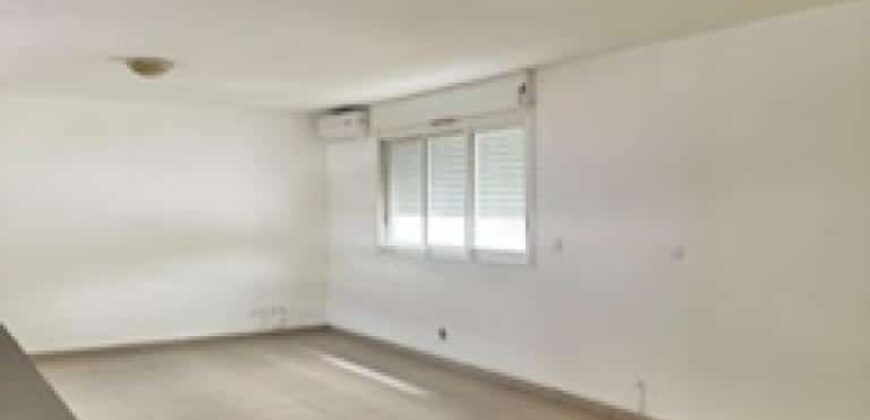 A vendre un appartement T3 dans une résidence proche des commerces à  Sainte Clotilde