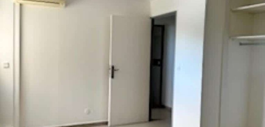 A vendre un appartement T3 dans une résidence proche des commerces à  Sainte Clotilde