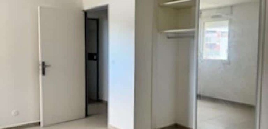 A vendre un appartement T3 dans une résidence proche des commerces à  Sainte Clotilde