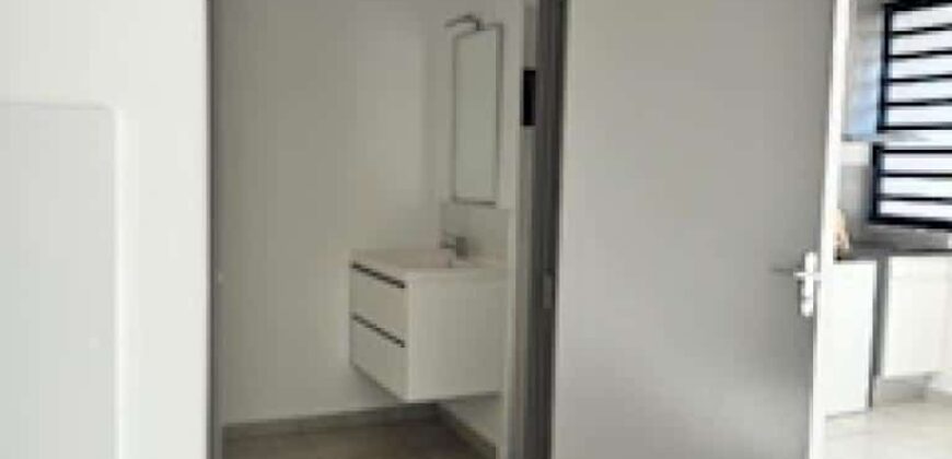 Location d’un studio récent dans la résidence Castel Roc, quartier Bois de Nèfles à Sainte-Clotilde.