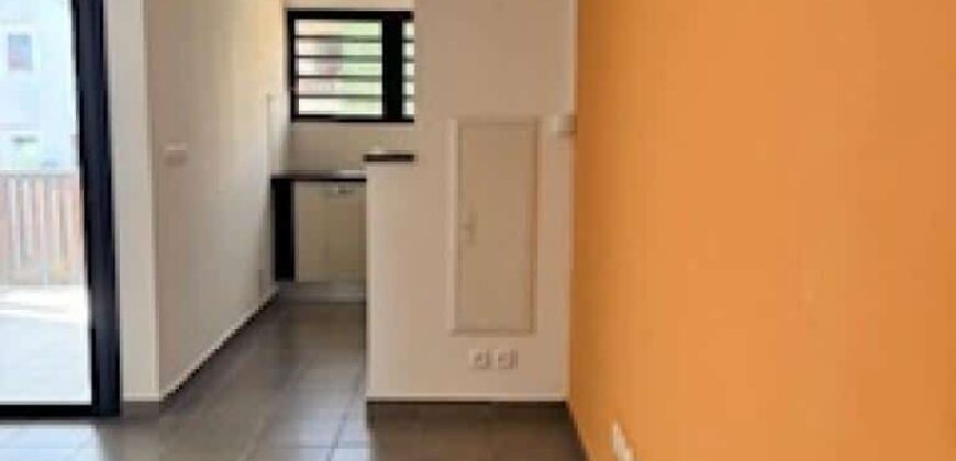A louer un lumineux appartement de 40.30m2 sur les bas de la route Bois de Nèfles à Sainte Clotilde.