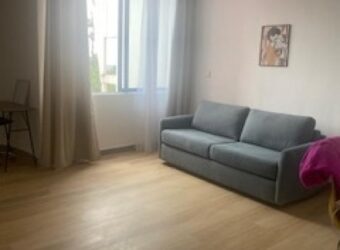 Location d’un appartement meublé dans une résidence avec piscine commune à Sainte Clotilde