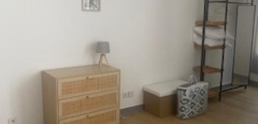 Location d’un appartement meublé dans une résidence avec piscine commune à Sainte Clotilde
