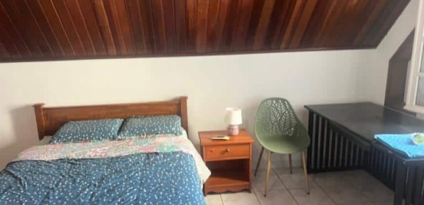 A louer une charmante villa T5 meublée située dans un quartier calme à proximité du bassin Pirogue