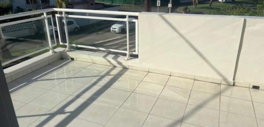 A louer une charmante villa T5 meublée située dans un quartier calme à proximité du bassin Pirogue