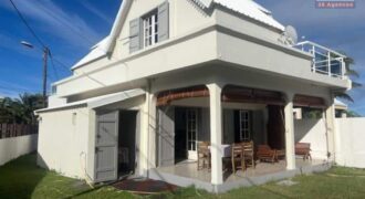 A louer une charmante villa T5 meublée située dans un quartier calme à proximité du bassin Pirogue