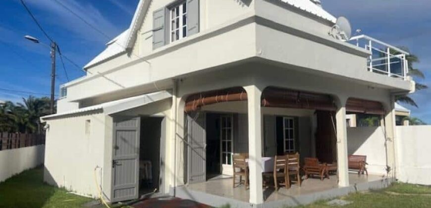 A louer une charmante villa T5 meublée située dans un quartier calme à proximité du bassin Pirogue