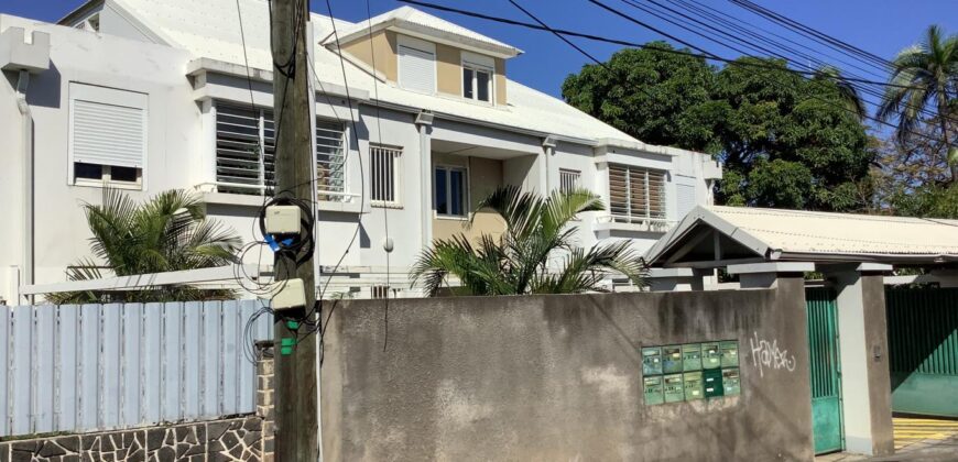 A louer un agréable appartement meublé T3/4 de 91.95 m2 situé à Saint Pierre