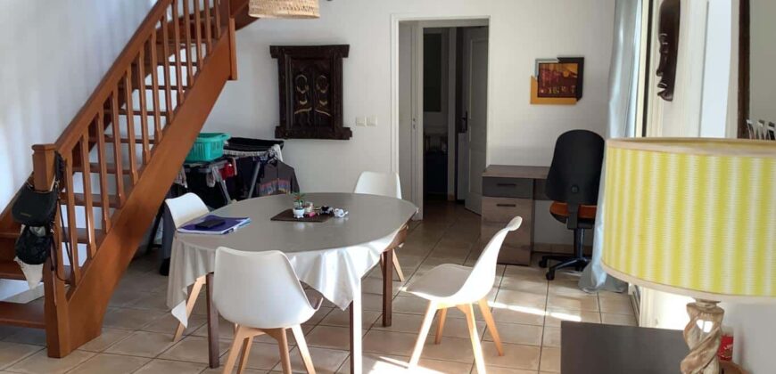 A louer un agréable appartement meublé T3/4 de 91.95 m2 situé à Saint Pierre