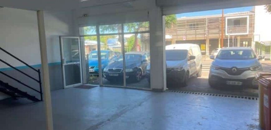 A louer un local commercial de 96 m2 avec une excellente visibilité situé à L’Etang Salé
