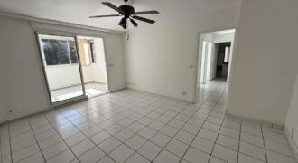 A vendre un charmant appartement T3 entièrement rénové et climatisé situé dans une résidence sécurisée à Saint Louis