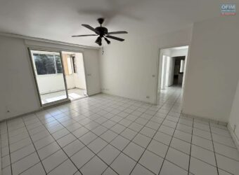 A vendre un charmant appartement T3 entièrement rénové et climatisé situé dans une résidence sécurisée à Saint Louis