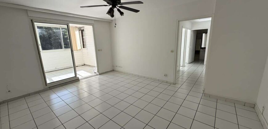 A vendre un charmant appartement T3 entièrement rénové et climatisé situé dans une résidence sécurisée à Saint Louis