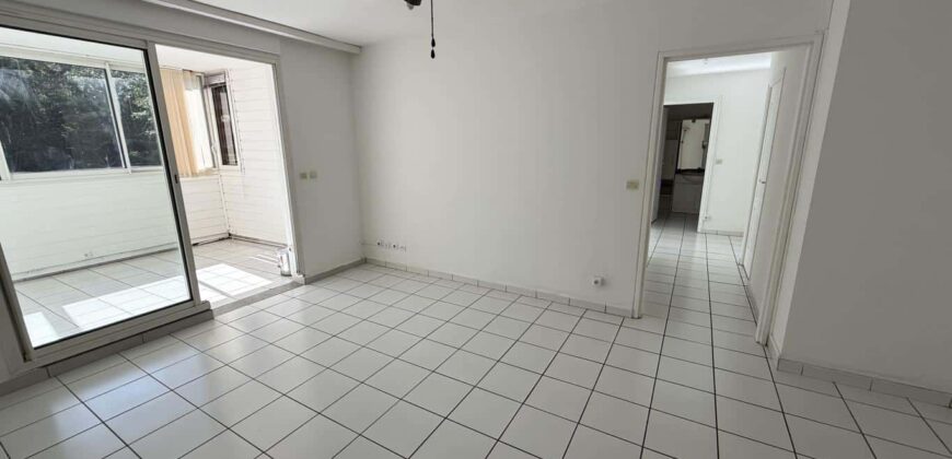 A vendre un charmant appartement T3 entièrement rénové et climatisé situé dans une résidence sécurisée à Saint Louis