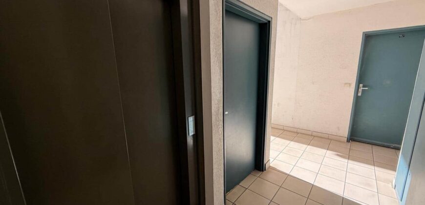 A vendre un charmant appartement T3 entièrement rénové et climatisé situé dans une résidence sécurisée à Saint Louis