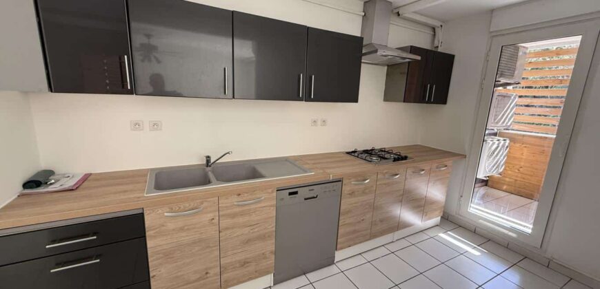 A vendre un charmant appartement T3 entièrement rénové et climatisé situé dans une résidence sécurisée à Saint Louis