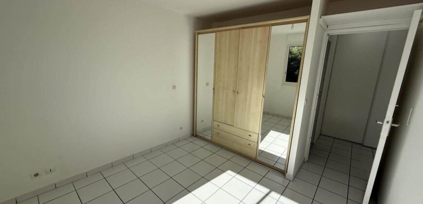 A vendre un charmant appartement T3 entièrement rénové et climatisé situé dans une résidence sécurisée à Saint Louis