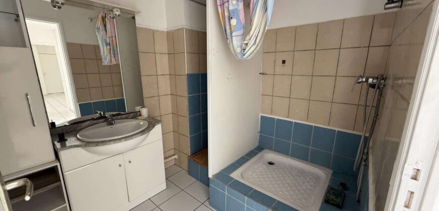 A vendre un charmant appartement T3 entièrement rénové et climatisé situé dans une résidence sécurisée à Saint Louis