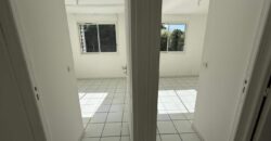 A vendre un charmant appartement T3 entièrement rénové et climatisé situé dans une résidence sécurisée à Saint Louis