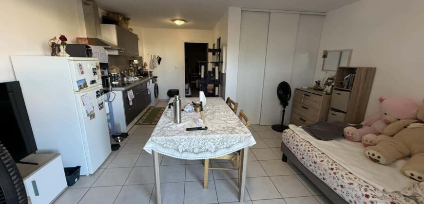 A vendre un studio de 26.92 m2 situé dans une résidence sécurisée face au lycée des Avirons
