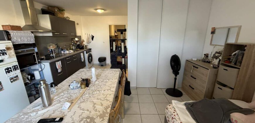 A vendre un studio de 26.92 m2 situé dans une résidence sécurisée face au lycée des Avirons