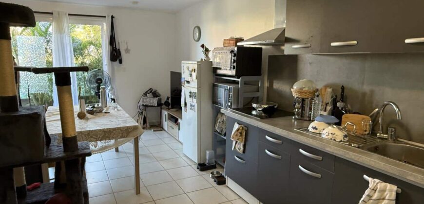 A vendre un studio de 26.92 m2 situé dans une résidence sécurisée face au lycée des Avirons