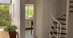 A louer un lumineux appartement en duplex situé en rez-de-jardin dans une résidence à Boucan Canot