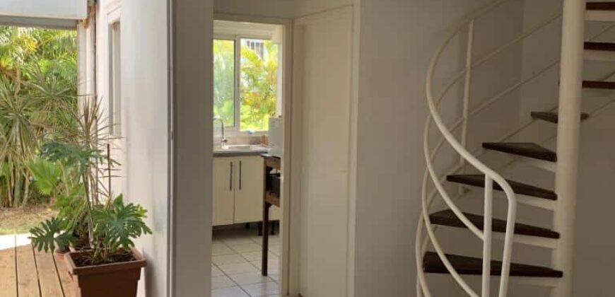 A louer un lumineux appartement en duplex situé en rez-de-jardin dans une résidence à Boucan Canot