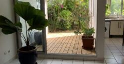 A louer un lumineux appartement en duplex situé en rez-de-jardin dans une résidence à Boucan Canot